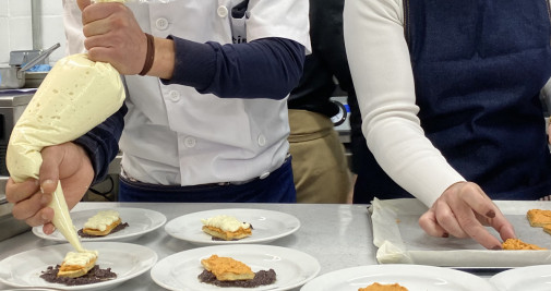 Taller de cocina en la prisión de Quatre Camins / EFE - Iñaki Martínez