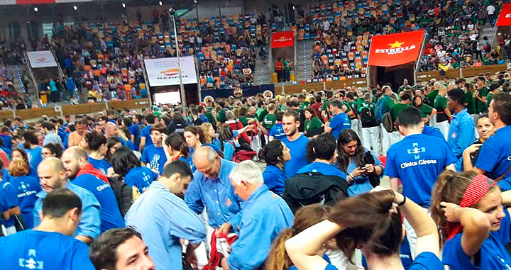 Varios castellers de la colla Castellers de la Cerdanya en un encuentro