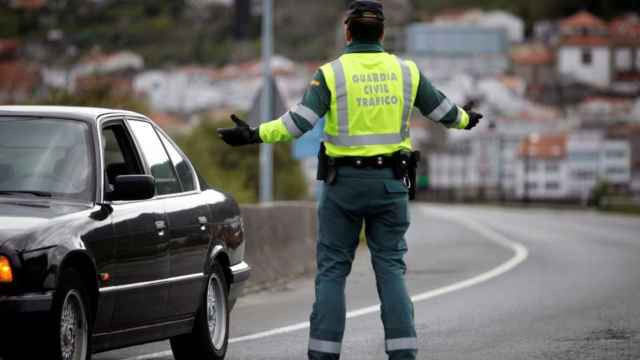 Un guardia civil de tráfico durante un control de carretera / EFE