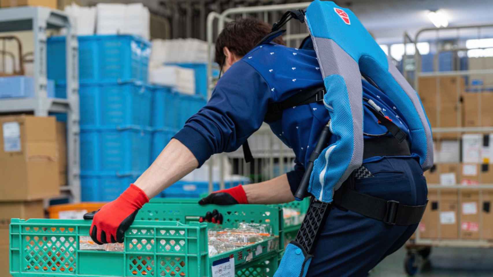 Un trabajador viste el exoesqueleto de Healthy Suits durante su jornada laboral / CEDIDA