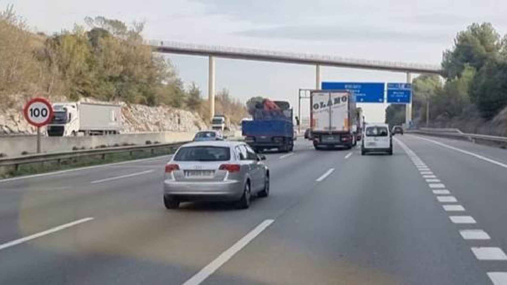 Tramo de la AP-7 con velocidad limitada a 100 km/h, en la que los Mossos han multado a 450 conductores en tres días / MITMA