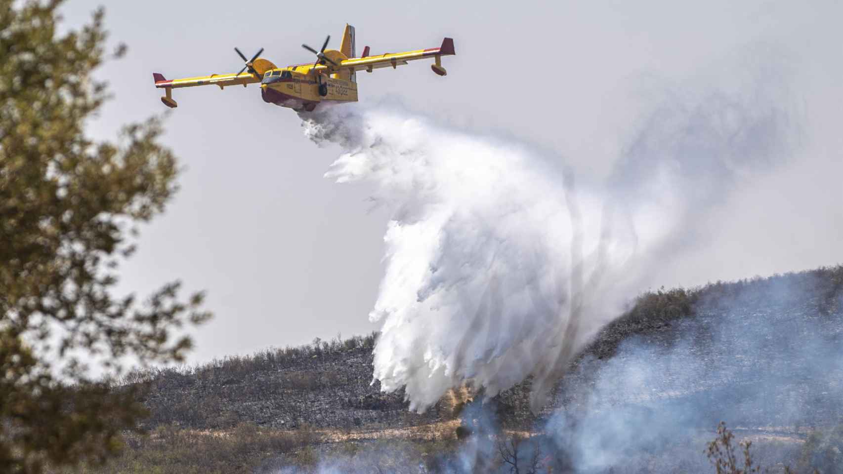 Medios aéreos trabajan en la extinción de uno de los incendios de la semana pasada en Cataluña / EFE