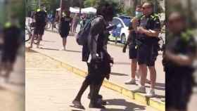 El encontronazo entre manteros y agentes de la Guardia Urbana en Barceloneta / CG