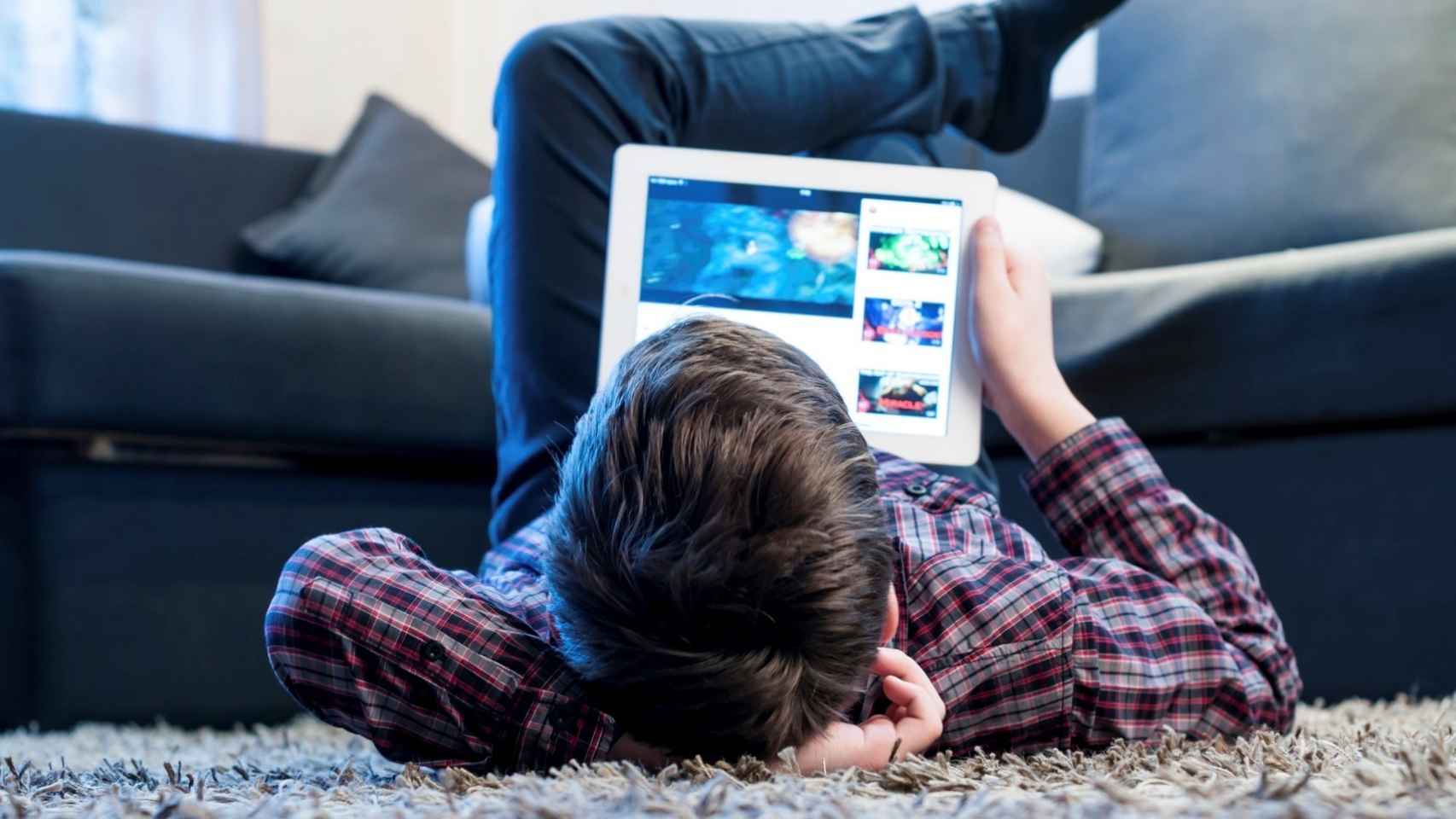 Un niño mirando un vídeo en una tableta, en una imagen de archivo / EUROPA PRESS