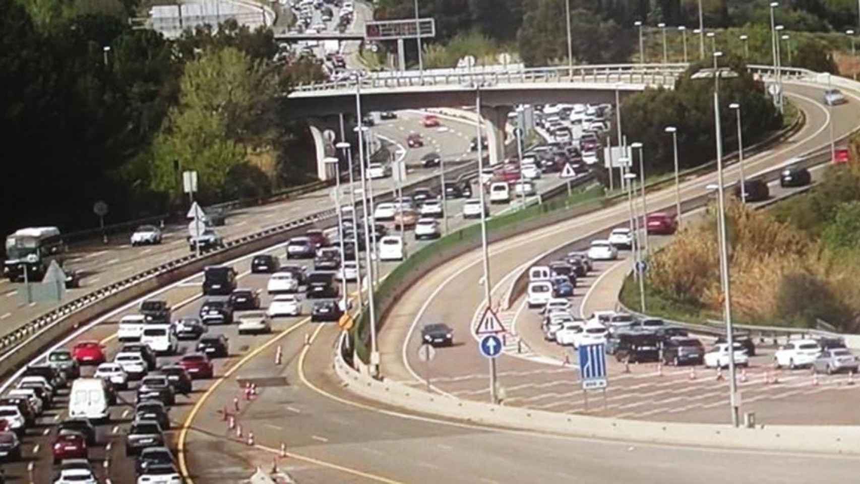 La segunda fase de la operación salida de Semana Santa se ha saldado con colas kilométricas en las carreteras catalanas / TRANSIT