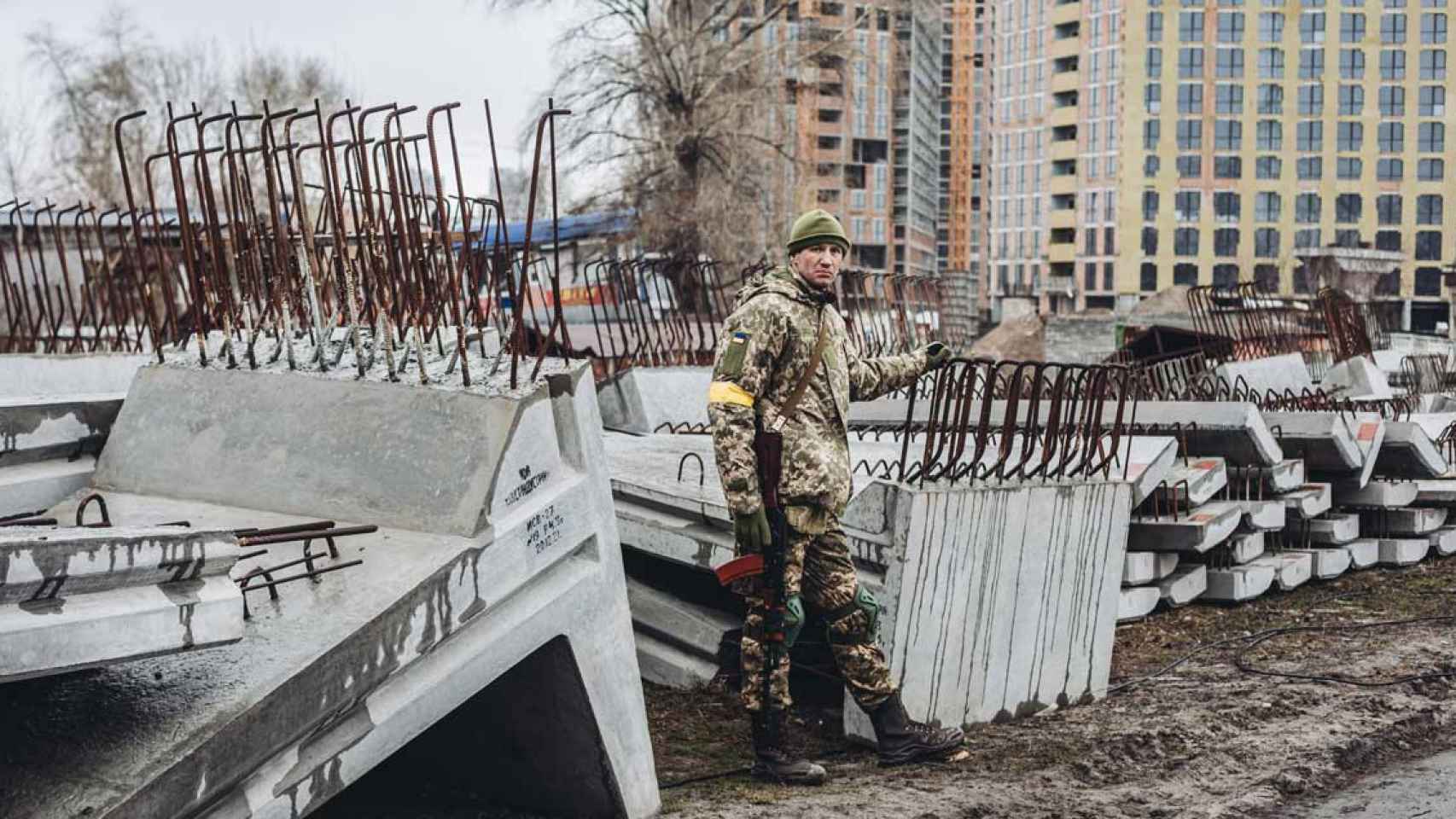 Un miliciano ucraniano vigila una carretera, a 2 de marzo de 2022, en Kiev (Ucrania) / DIEGO HERRERA - EUROPA PRESS