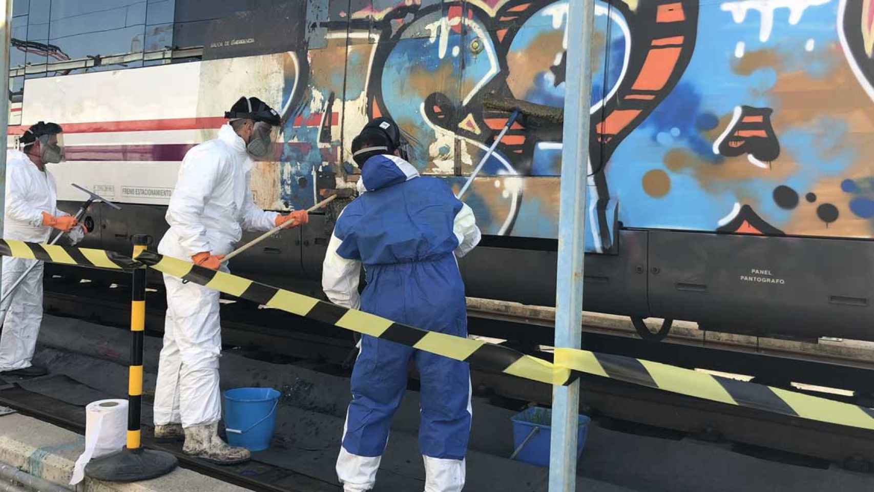 Un grupo de operarios limpia un tren vandalizado por unos grafiteros  / EUROPA PRESS