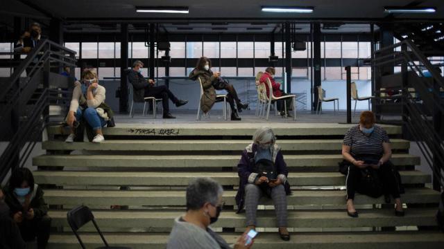 Ciudadanos esperando a recibir una vacuna contra el Covid-19 en la sanidad de Cataluña/ EP