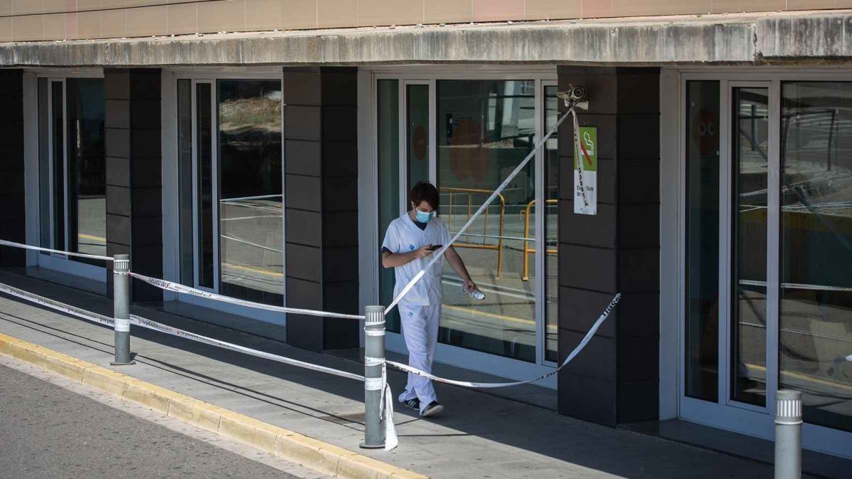 Un sanitario durante la pandemia del Covid-19 en Cataluña / EP