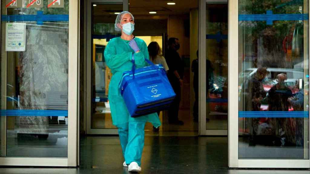 Una sanitaria, saliendo de un centro de atención primaria en Barcelona / EFE