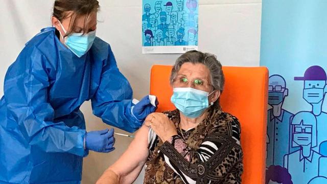 Una enfermera administra la segunda dosis de la vacuna de Pfizer contra la Covid-19 a Leocadia Peña, de 85 años, en la Residencia Nuestra Señora de Ribera de La Pobla de Segur, en Lleida, Cataluña (España), a 17 de enero de 2021 / EUROPA PRESS