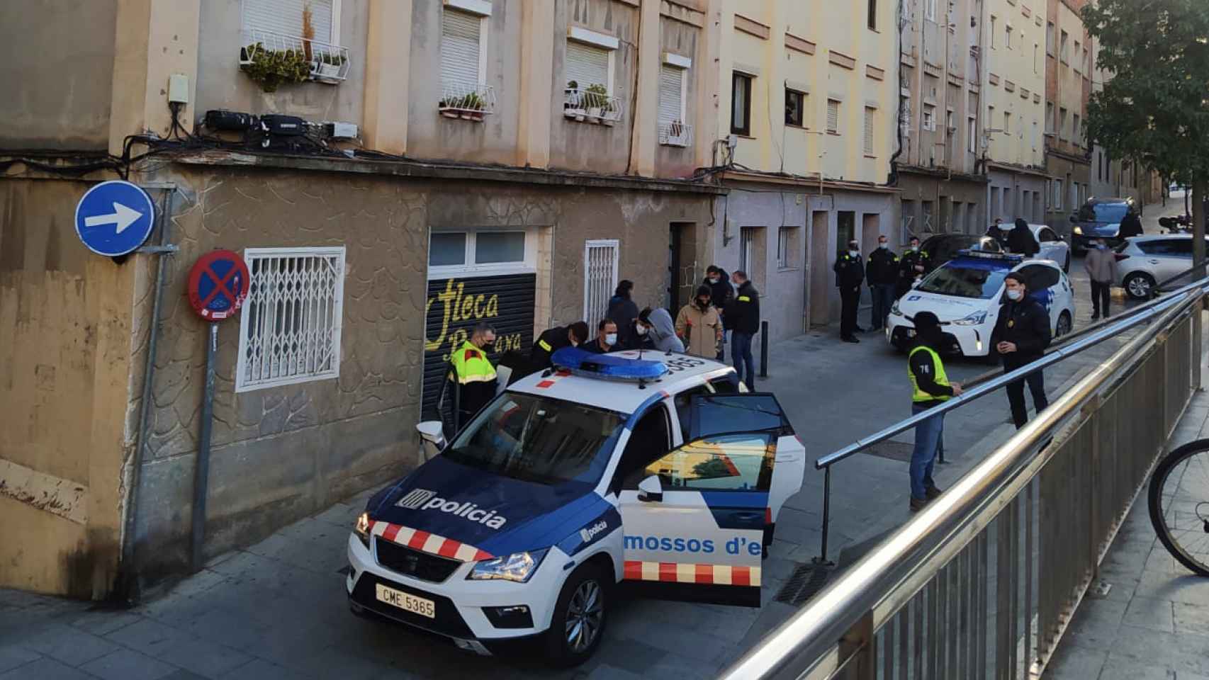 Una patrulla de Mossos y otra de la Urbana durante la redada en Horta / CG