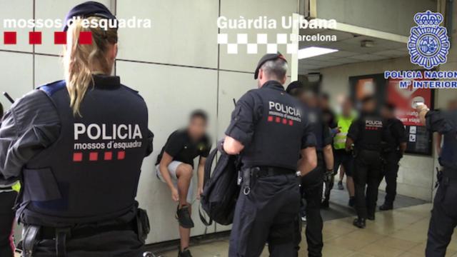 Detenidos por hurtos / MOSSOS D'ESQUADRA