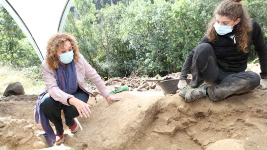 Fosa donde han descubierto los restos de ocho personas fusiladas durante la Guerra Civil / DEPARTAMENTO DE JUSTICIA