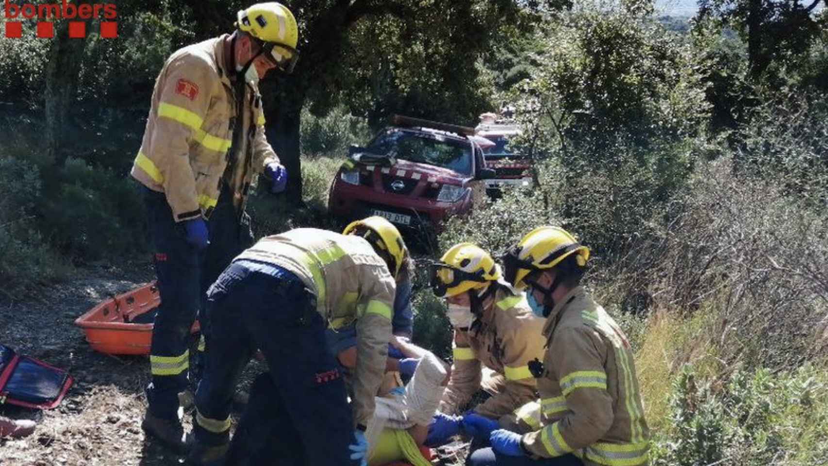 Efectivos de bomberos durante un rescate / BOMBERS