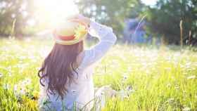 Una mujer disfruta de un día de sol y calor en el campo / CG