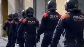 Agentes de Mossos durante un operativo contra la delincuencia en el Raval / MOSSOS