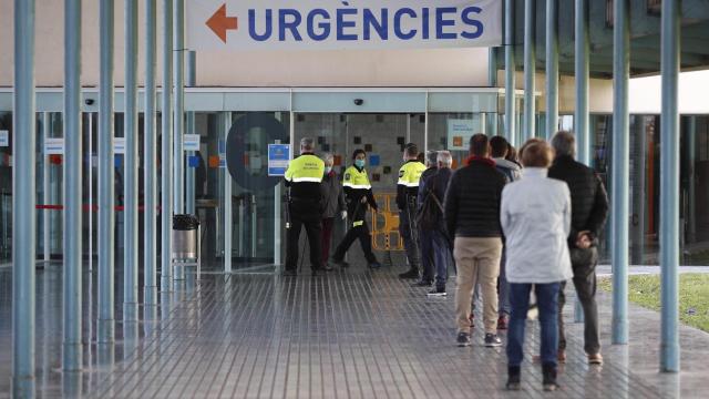 Acceso a las urgencias del Hospital del Mar de Barcelona, uno de los centros en los que el Arzobispado atiende a enfermos / EFE
