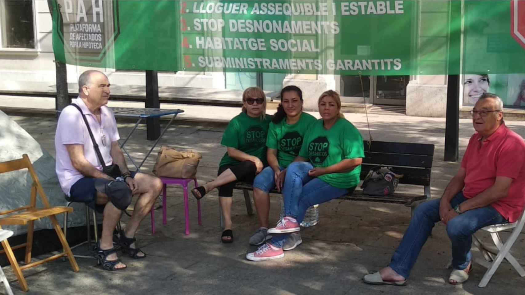 Ingrid León (d), con una camiseta de la PAH junto a dos compañeras en la misma situación / CG