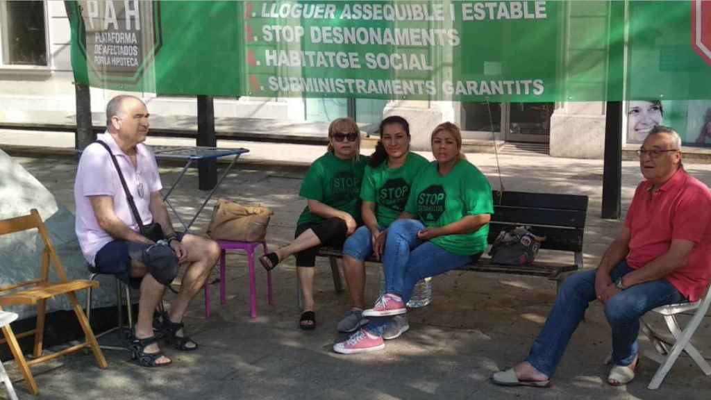 Ingrid León (d), con una camiseta de la PAH junto a dos compañeras en la misma situación / CG