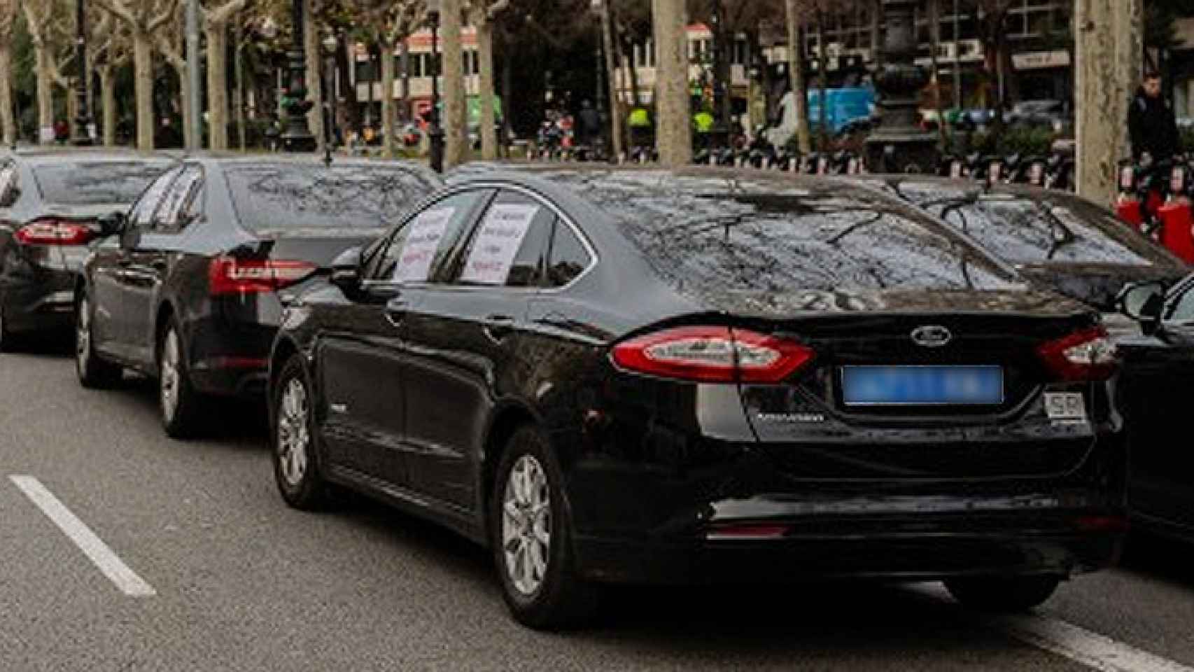 Varios vehículos con licencia VTC aparcados en Barcelona / EUROPAPRESS