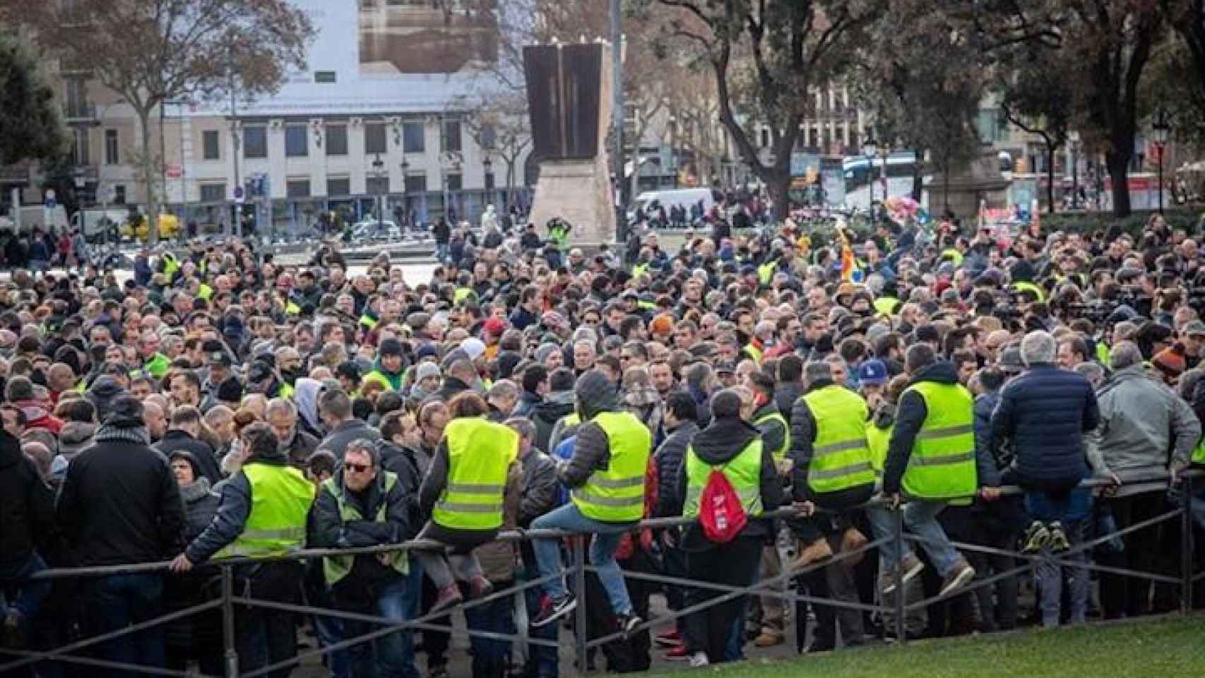 Imagen de la asamblea de los taxistas de Barcelona en huelga / EFE