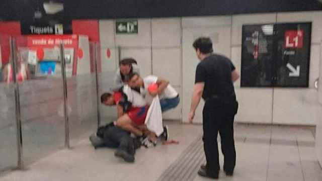 Imagen de una agresión anterior y no relacionada a vigilantes de seguridad en el Metro de Barcelona / CG