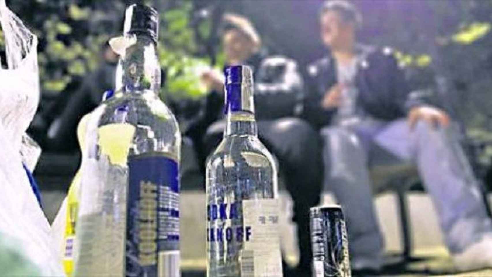 Jóvenes hacen botellón en la calle, en una imagen de archivo / EFE