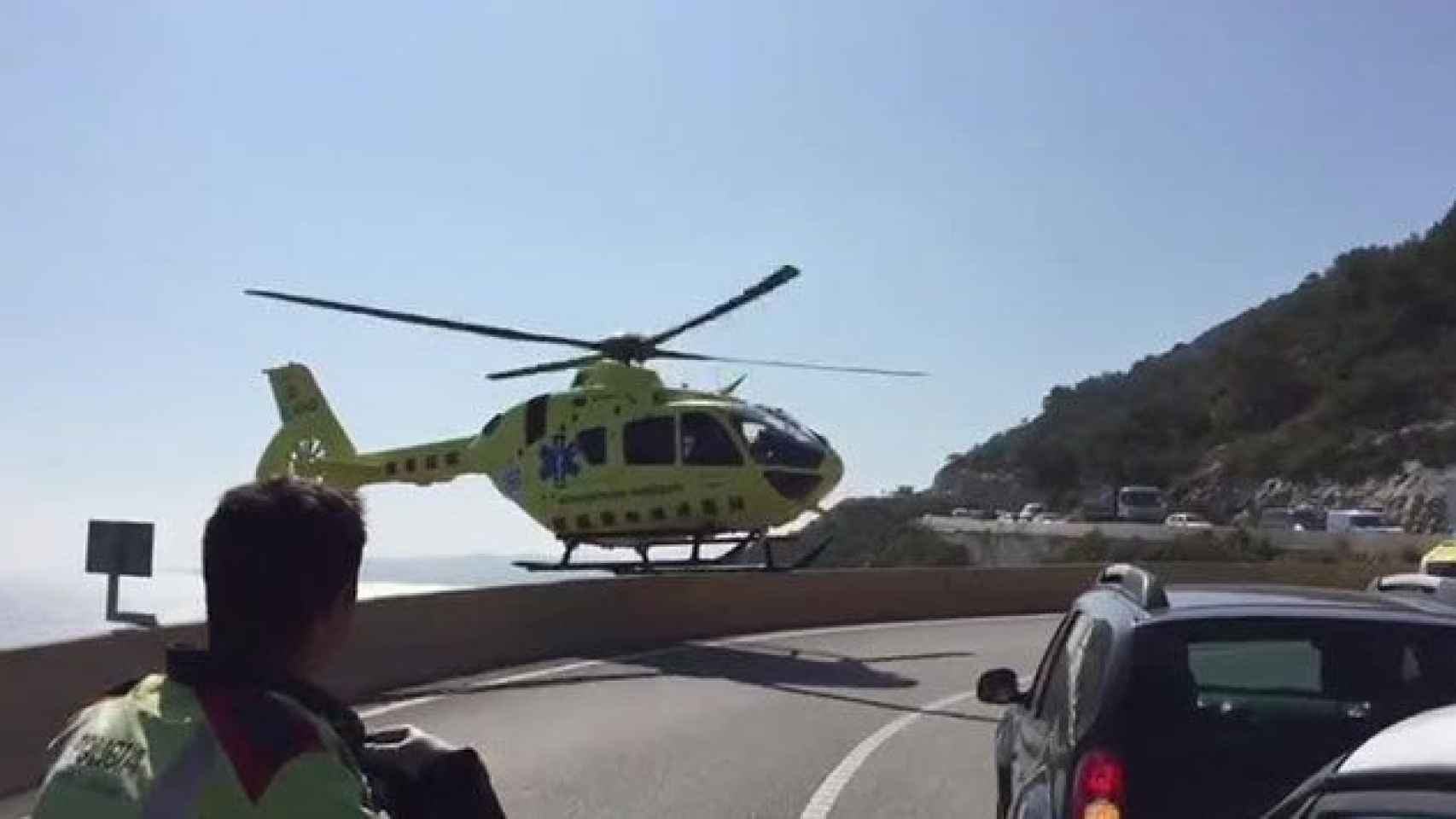 El helicóptero, luchando contra el viento en plena maniobra de rescate / CG