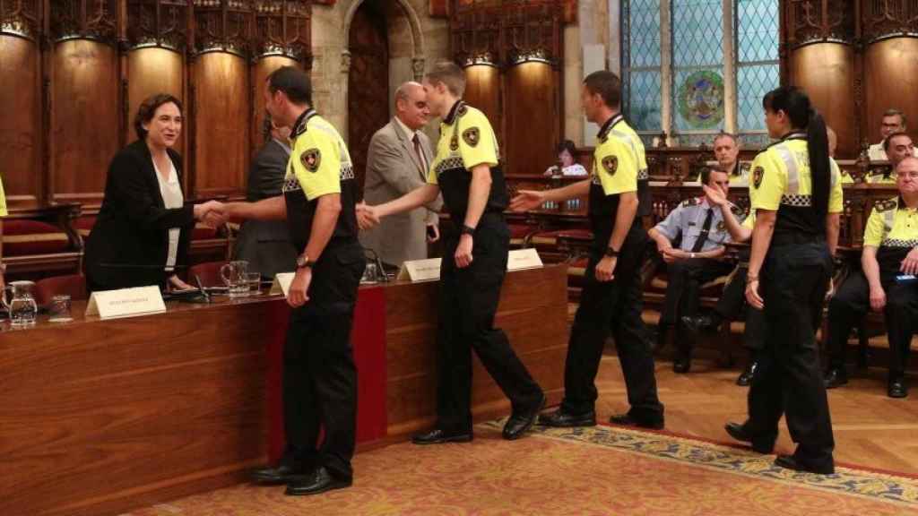 La alcaldesa de Barcelona, Ada Colau, en una imagen de archivo junto a agentes de la Guardia Urbana / CG