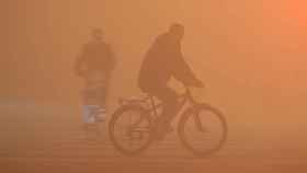 Un ciclista bajo la niebla / EFE