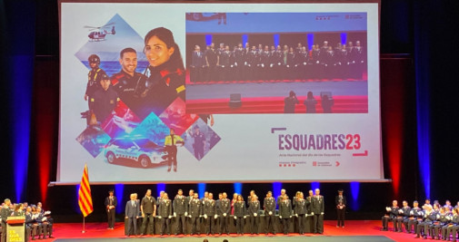 Entrega de las medallas de bronce con distintivo azul a agentes de Mossos d'Esquadra / SARA CID CG