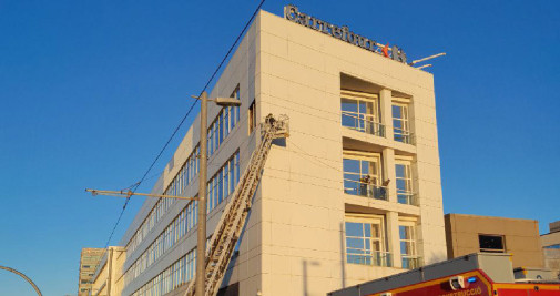 Los bomberos trabajan en el centro comercial Gran Via / BOMBERS