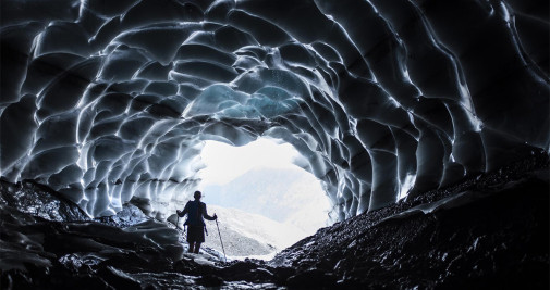 Un hombre camina por una cueva del glaciar Sardona descubierta por el deshielo provocado por el cambio climático, este jueves en Vaettis (Suiza) - EFE/ Gian Ehrenzeller