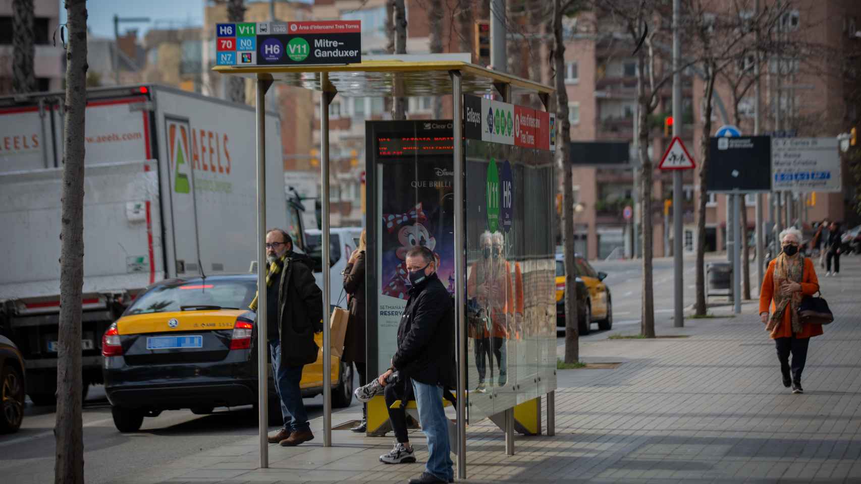 Taxis junto a una parada de autobús durante la huelga de buses en Barcelona / David Zorrakino - EUROPA PRESS