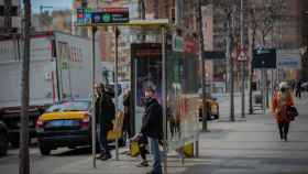 Taxis junto a una parada de autobús durante la huelga de buses en Barcelona / David Zorrakino - EUROPA PRESS