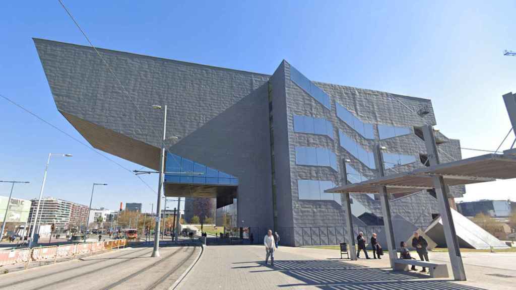 Emblemático edificio del Disseny Hub de Barcelona, ubicado en la plaza de las Glorias y diseñado por el histórico bufete MBM Arquitectes / GOOGLE STREET VIEW