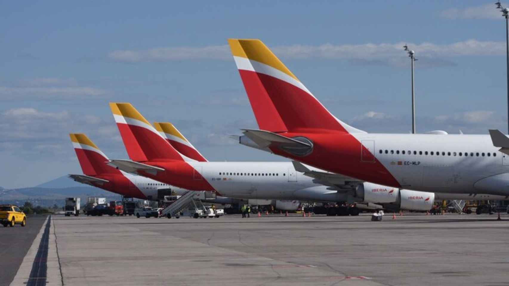 Aviones de Iberia, a la espera de despegue / IBERIA