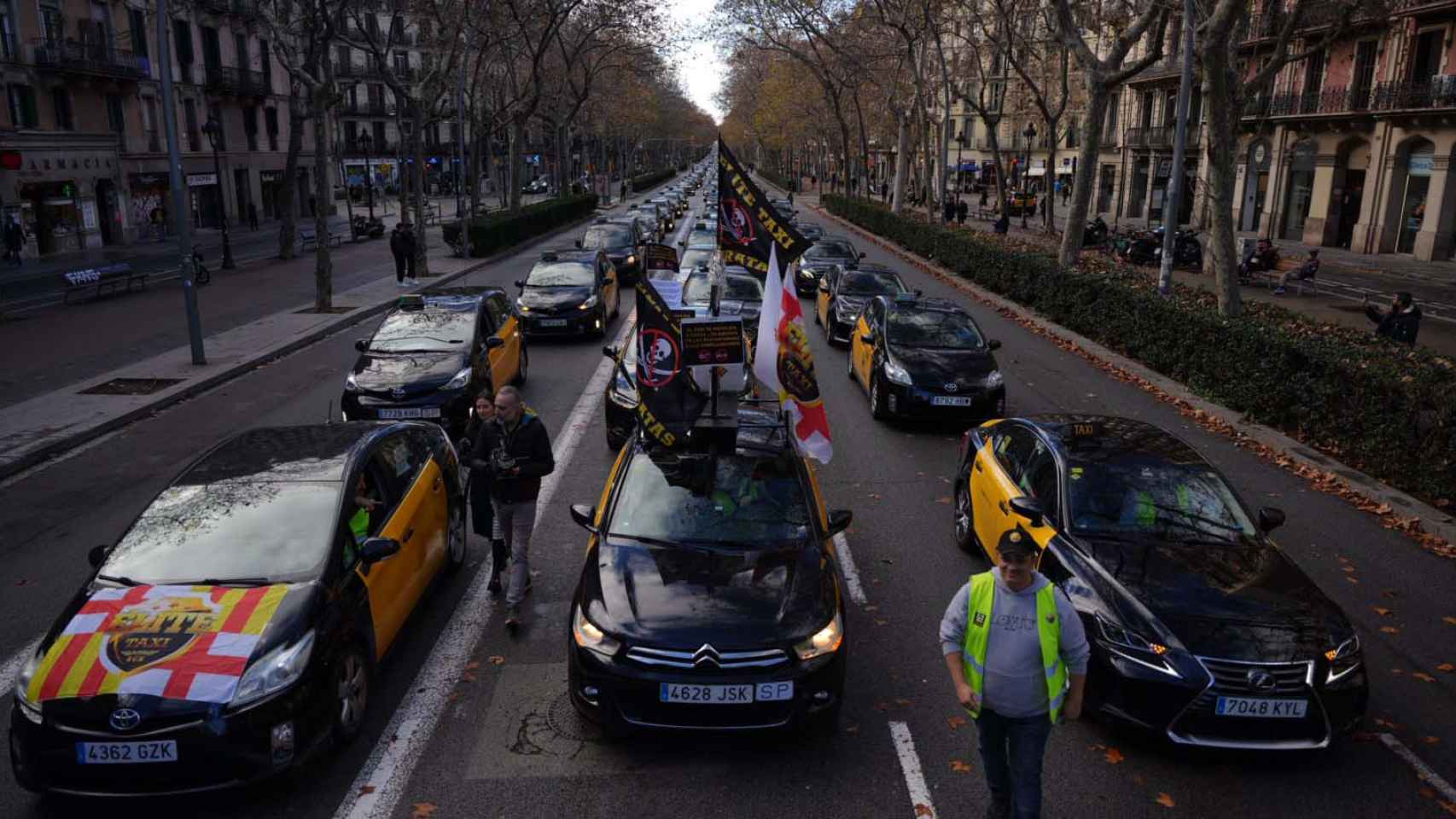 La marcha lenta de taxis colapsa el centro de Barcelona / Luis Miguel Añón (CG)