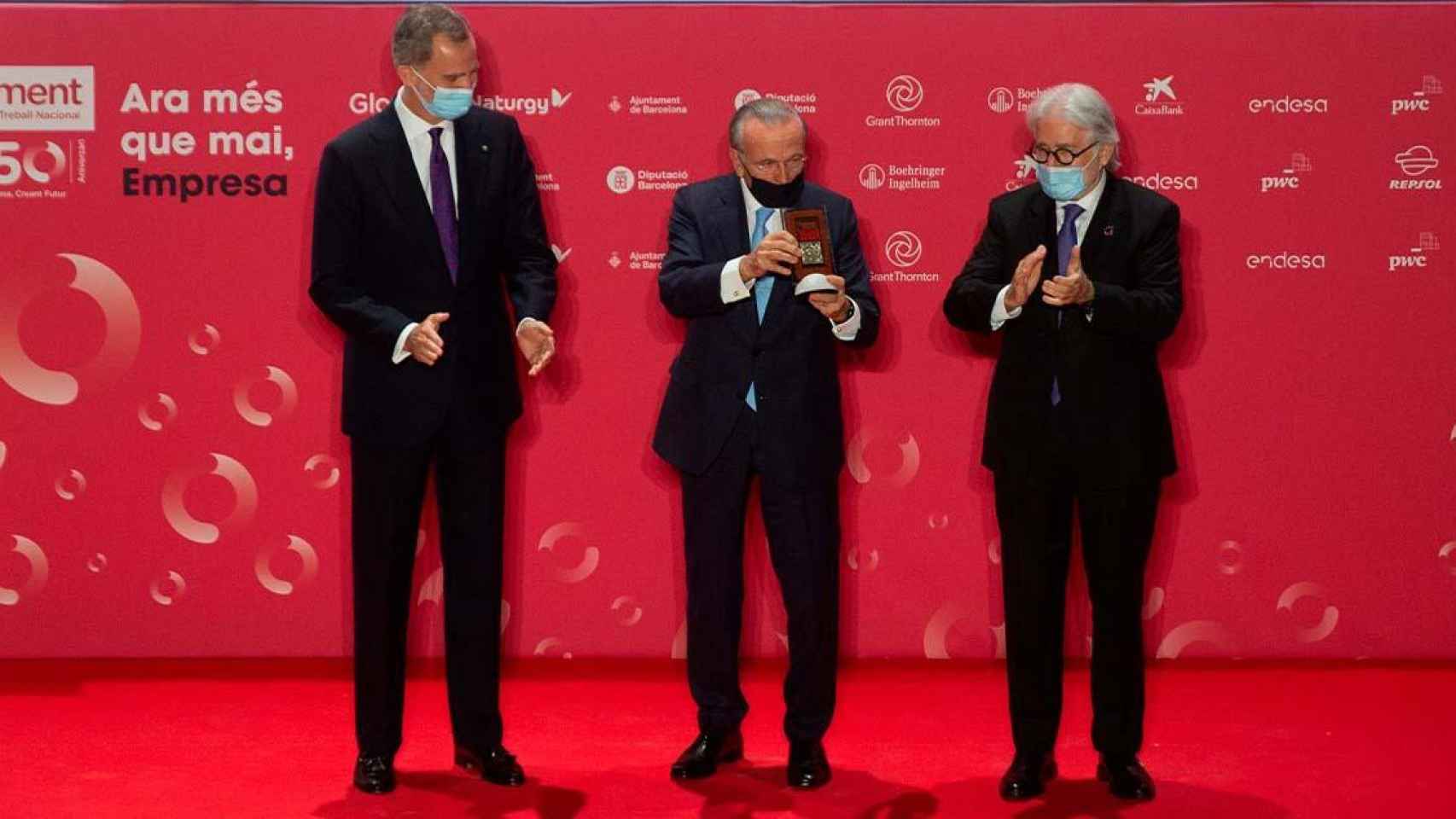 El Rey Felipe VI, el presidente de la Fundació Bancària La Caixa, Isidre Fainé, y el presidente de Foment del Treball, Josep Sánchez Llibre / EP