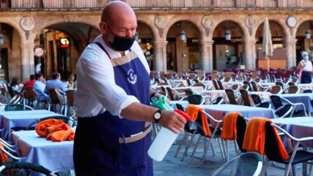 Imagen de un trabajador de restauración en la plaza Reial de Barcelona  / EFE