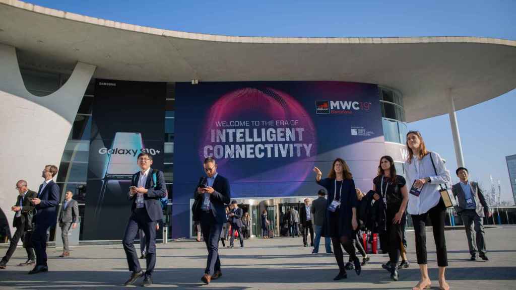 Vistantes del Mobile World Congress (MWC) en la entrada de Fira Barcelona / EUROPA PRESS