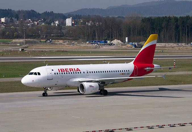 Un avión de Iberia, compañía integrada en el grupo IAG / PIXABAY