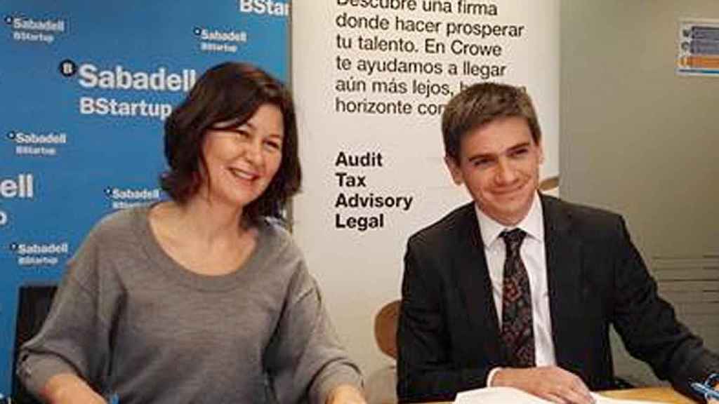 Yolanda Pérez, directora de BStartup y Luis Piacenza, socio de consultoría de Crowe Spain, en la firma del convenio / BANCO SABADELL