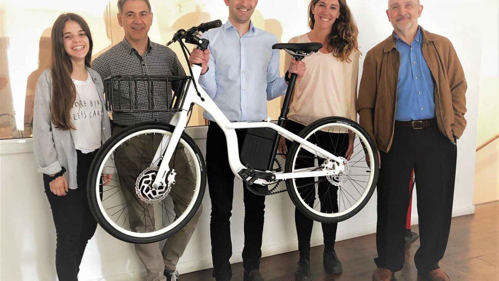 Exmiembros de Ecotècnia enseñan la nueva bicicleta eléctrica diseñada en Barcelona / TWITTER