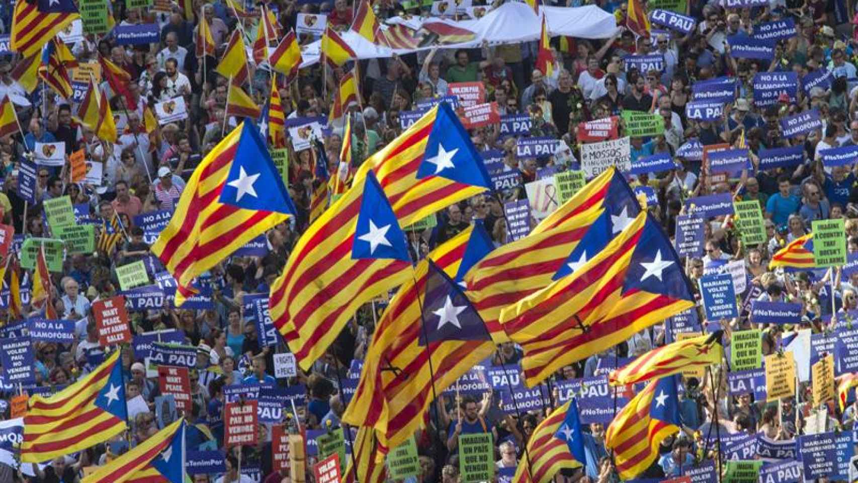 Esteladas en la manifestación contra el terrorismo en Barcelona / EFE