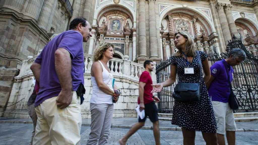 Una guía turística da explicaciones a un grupo de visitantes / EFE