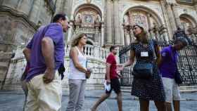 Una guía turística da explicaciones a un grupo de visitantes / EFE