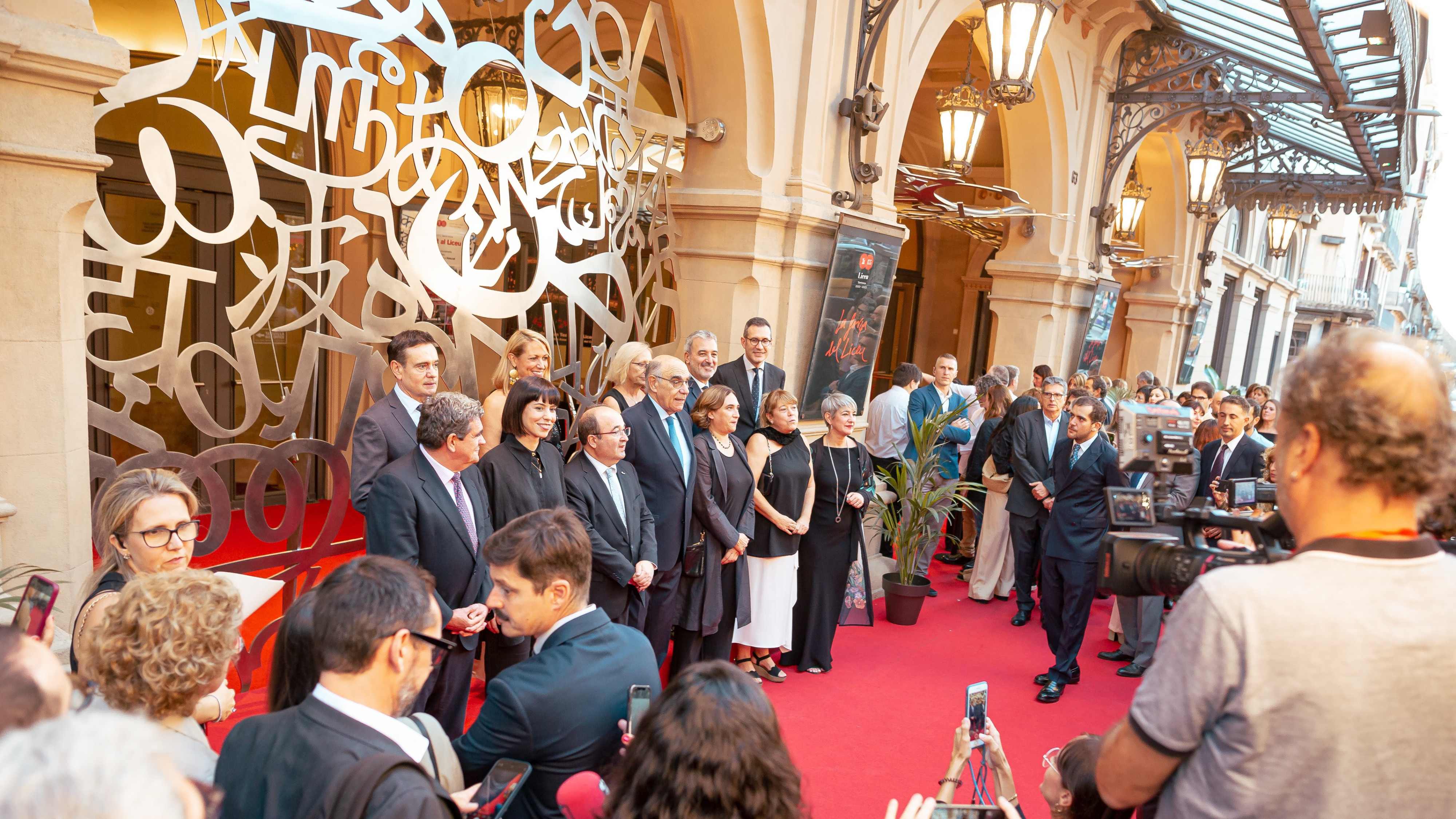 Representantes políticos en el 'photocall' antes de entrar al Liceu a ver la ópera que inauguraba la temporada 2022-2023 / SERGI PANIZO - LICEU