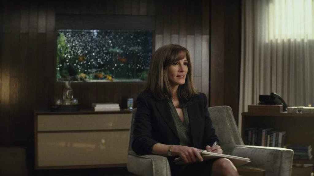 Julia Roberts en una escena de Homecoming, serie original de Amazon